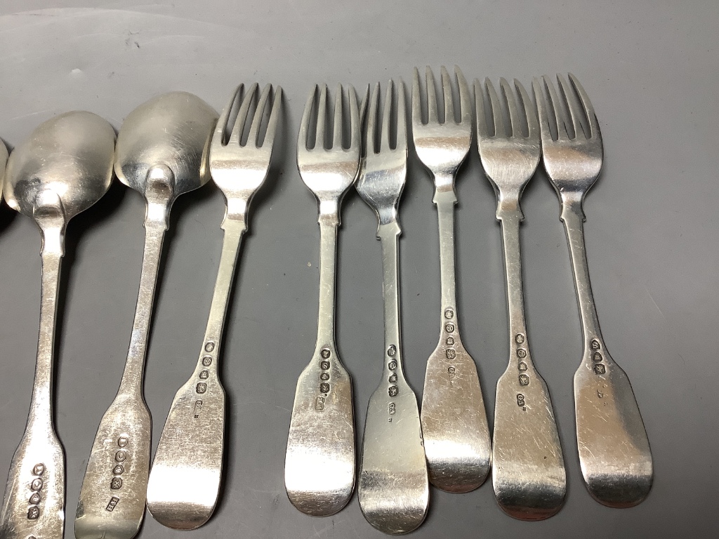 A set of six George III silver fiddle pattern dessert spoons and a small quantity of mixed fiddle pattern flatware, approximately 19oz